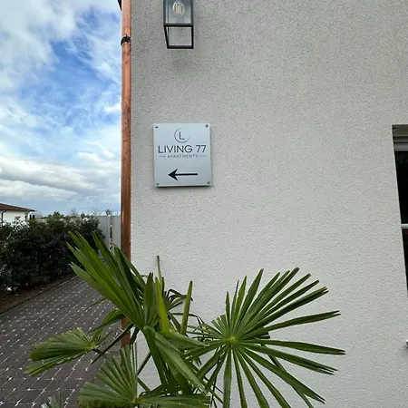 Living 77 Apartment