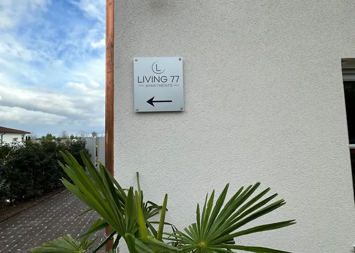 Living 77 アパート